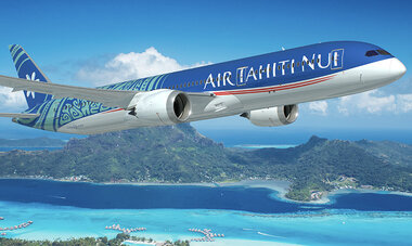 Avion air tahiti nui volant au dessus de bora bora