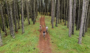 Vélo en montagne Vue aérienne sur des personnes faisant du vélo en montagne