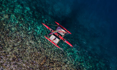 Pirogue rouge sur la mer