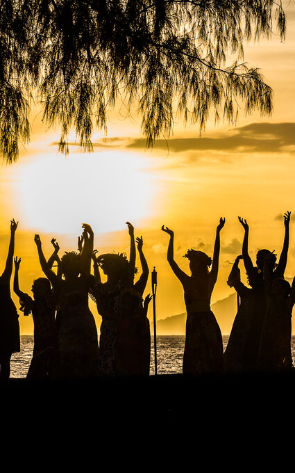 Danseuses de 'Ori Tahiti au coucher de soleil. 